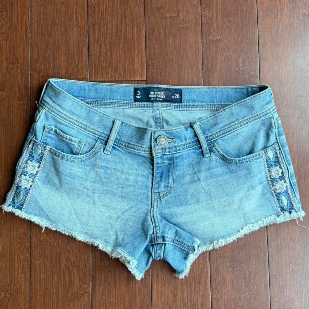 Hollister Low‎ Rise Denim Shorts Embroidered Cutoff Frayed Hem Size 3 W26